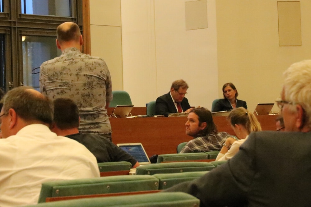Debatte zwischen Heiko Bär (SPD, stehend) und Michael Schmidt von den Grünen (Mitte, sitzend). Foto: L-IZ.de
