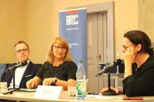 Die Debatte zwischen Dr. Marcus Böick (TU Bochum), Staatsministerin Petra Köpping (SPD), Eileen Mägel (Moderation) und dem Publikum über die Treuhand. Foto: L-IZ.de