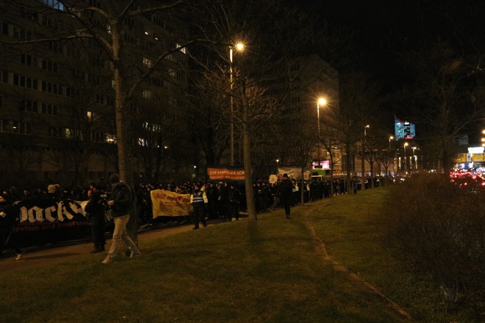 Die Wohnblöcke hinterm Astoria an der Gerberstraße (Motiv: Demo zur Innenministerkonferenz in Leipzig). Foto: L-IZ.de