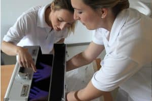 Nicole Blank, Hygienefachkraft i.A. (links) und Franziska Smok, Hygienefachkraft, testen den UV-Koffer, Foto: Klinikum St. Georg