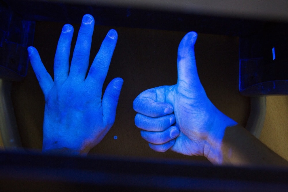 UV-Licht macht deutlich, wie gründlich die Händedesinfektion erfolgte. Foto: Stefan Straube/UKL