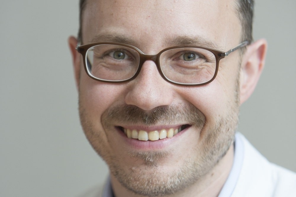 Prof. Dr. med. dent. Sebastian Hahnel leitet die Poliklinik für Zahnärztliche Prothetik und Werkstoffkunde am Universitätsklinikum Leipzig. Foto. UKL