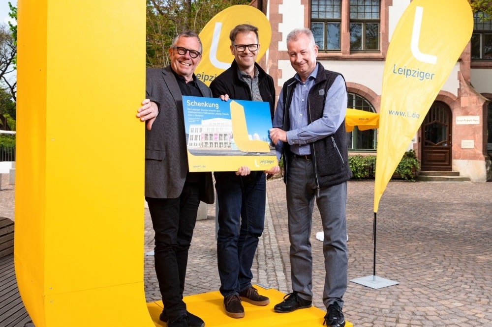 Übergabe des „L“ für Travnik (von links): Michel Weichert, Peter Krutsch und Micheal Kressner (Schatzmeister des Vereins). Foto: Leipziger Gruppe