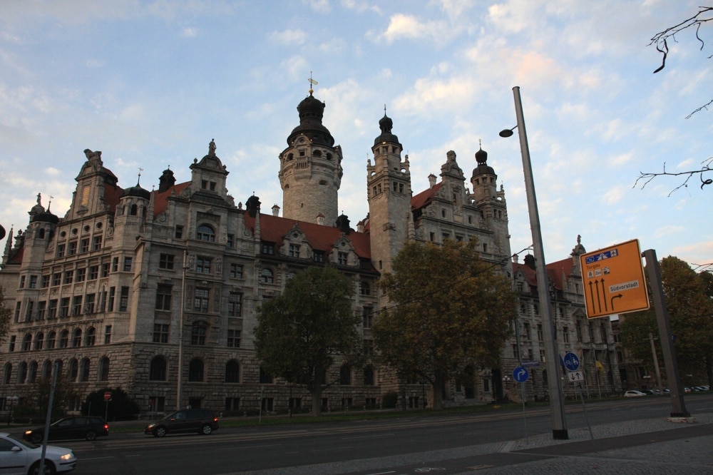 Morgendämmerung oder Abendlicht? Das Rathaus Leipzig. Foto: L-IZ.de