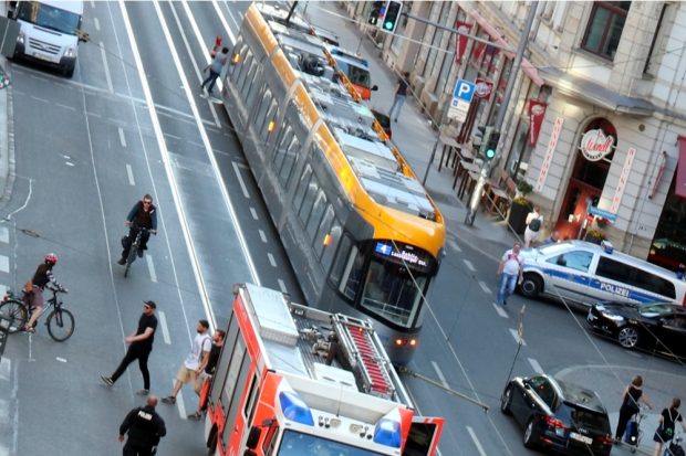 Die Straßenbahn der Linie 4 um 19:10 Uhr. Foto: L-IZ.de