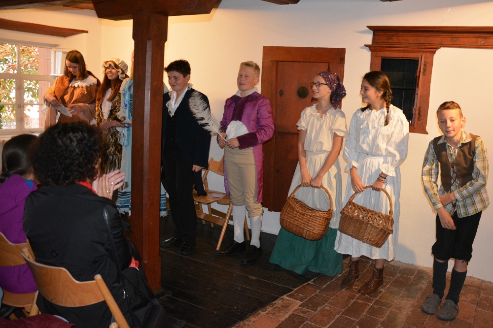 Jugendliche des Schiller-Gymnasiums spielen die Komödie „Ein Sonntagmorgen mit Oma Schneider“ im Schillerhaus. Foto: SGM