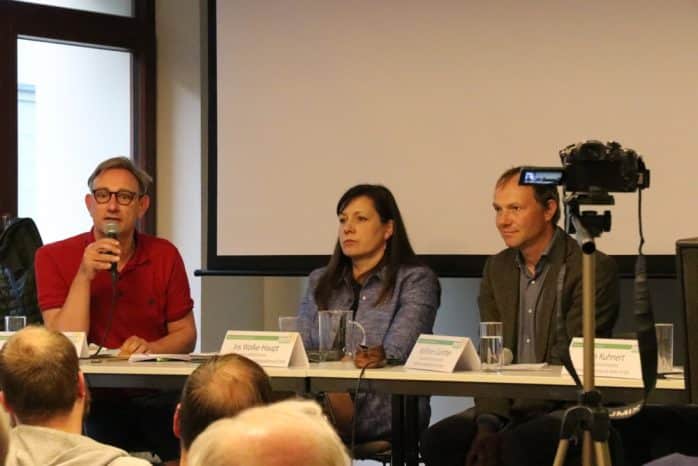 Tim Elschner, Iris Wolke-Haupt und Wolfram Günther in der Debatte über neue Wege im sozialen Wohnungsbau. Foto: L-IZ.de