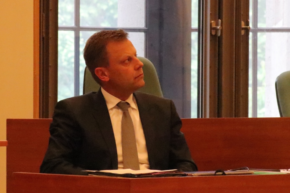 Torsten Bonew kurz nachdenklich während der Debatte rings um die Haushaltssperre in Leipzig am 16. Mai 2018 im Stadtrat. Foto: L-IZ.de