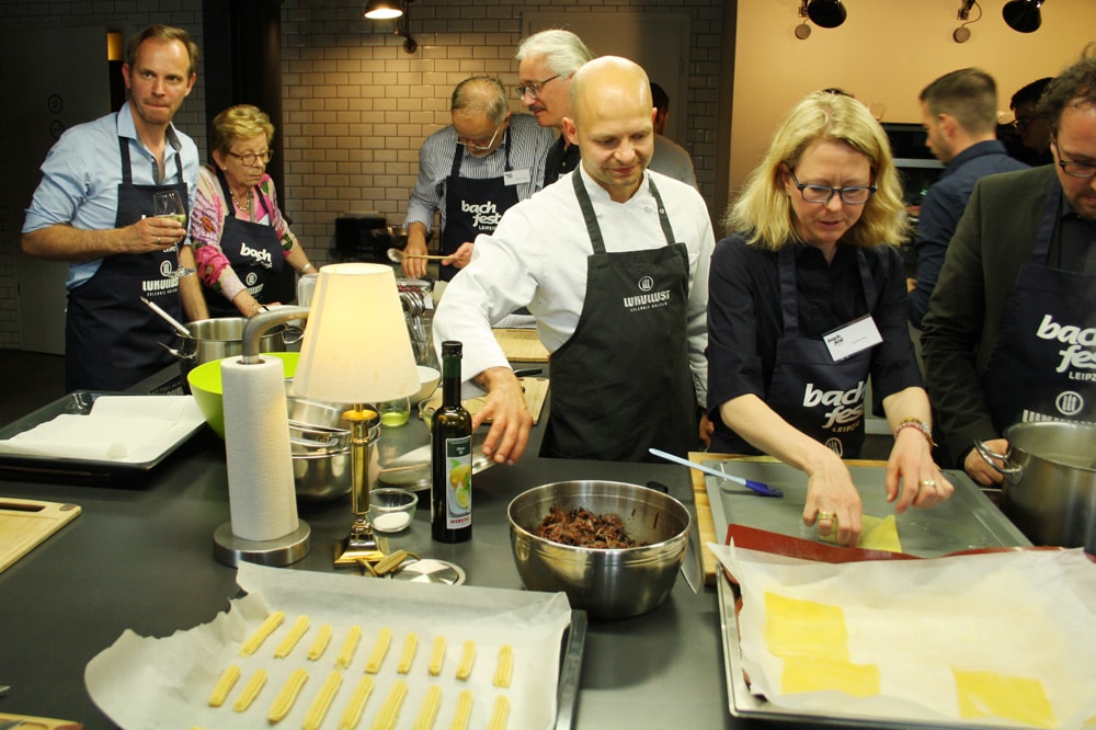 André Kujawa zeigt, wie ein Böfflamot geht. Foto: Ralf Julke