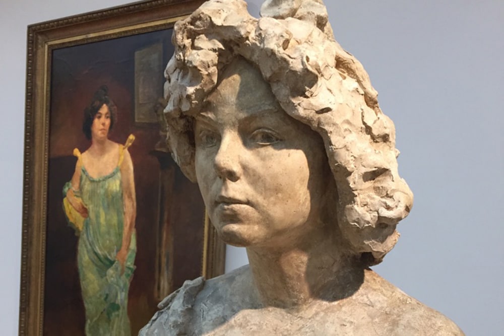 Büste und Gemälde von Elsa Asenieff im Museum der bildenden Künste. Foto Sibylle Kuhne