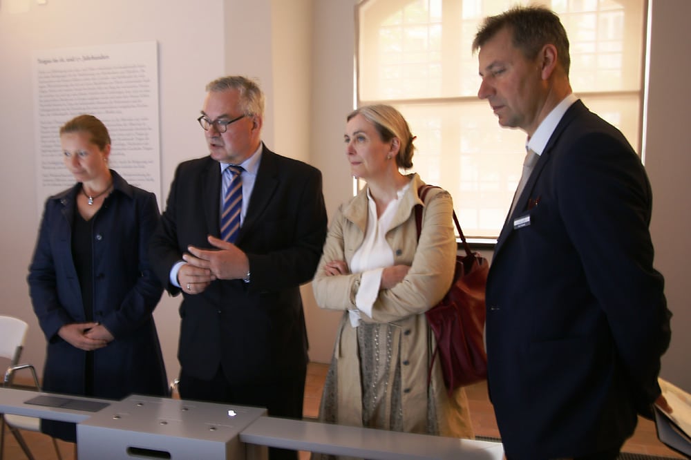 Torgaus Oberbürgermeisterin Romina Barth, der Direktor des Grünes Gewölbes Dresden Prof. Dr. Dirk Syndram, SKD-Generaldirektorin Prof. Dr. Marion Ackermann sowie Landrat Kai Emanuel. Foto: Landratsamt Nordsachsen
