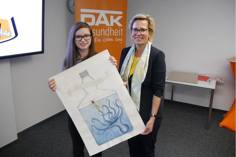 Siegerin Josefine Bail mit der Staatsministerin Barbara Klepsch. Foto: DAK