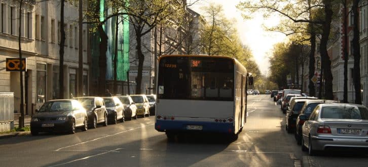 Bus und abgestellte Autos in der Coppistraße. Foto: Ralf Julke