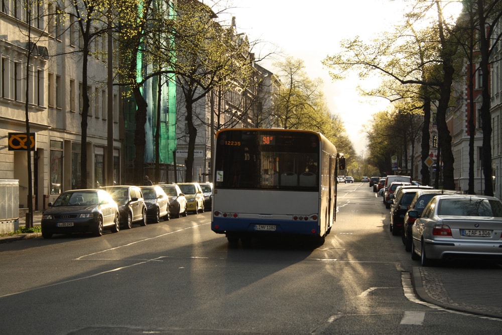 Bus und abgestellte Autos in der Coppistraße. Foto: Ralf Julke