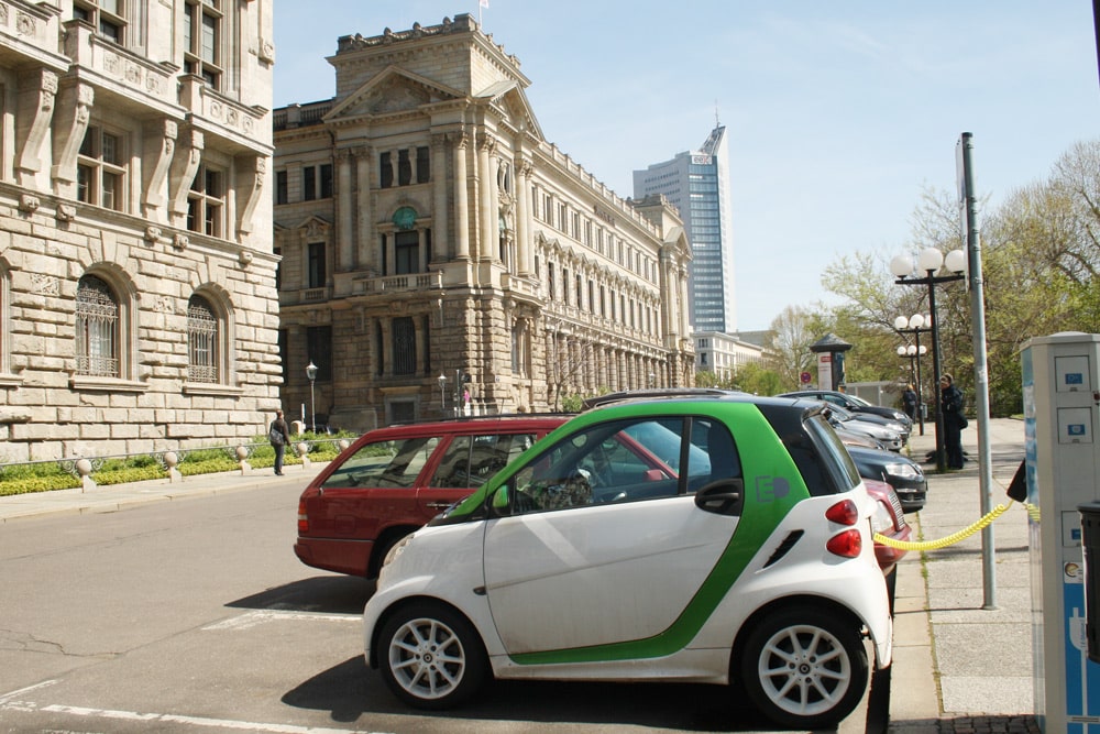 Elektroauto vorm Alten Rathaus. Archifoto: Ralf Julke