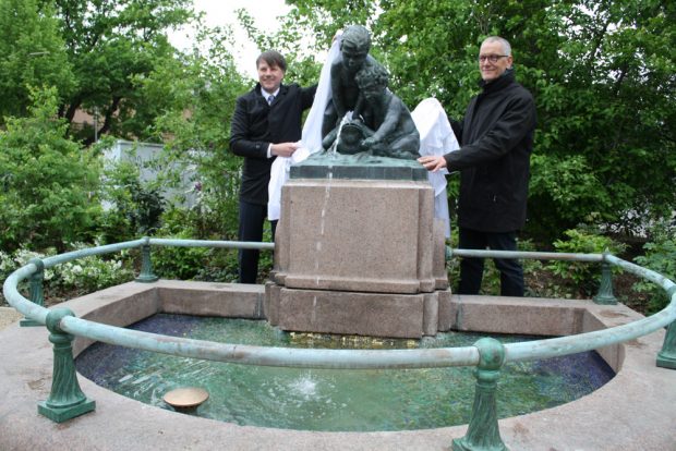 Rüdiger Dittmar, Leiter des Amtes für Stadtgrün und Gewässer,und Bildhauer Markus Gläser enthüllen die neu geschaffene Brunnenplastik. Foto: Ralf Julke