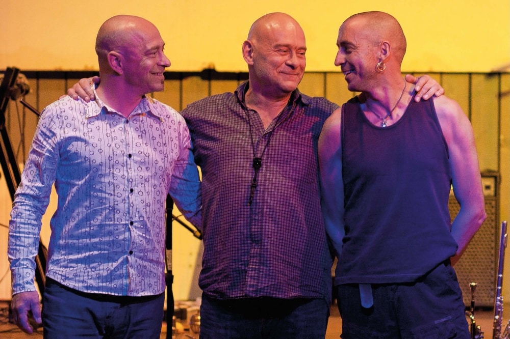 klangprojekt aus Leipzig: Dr. Thomas Feist, Thomas Kempe und Andreas Schemmel stehen und spielen am 6. Mai 2018 auf der Bühne im Clown Museum Leipzig. Foto: klangprojekt.de