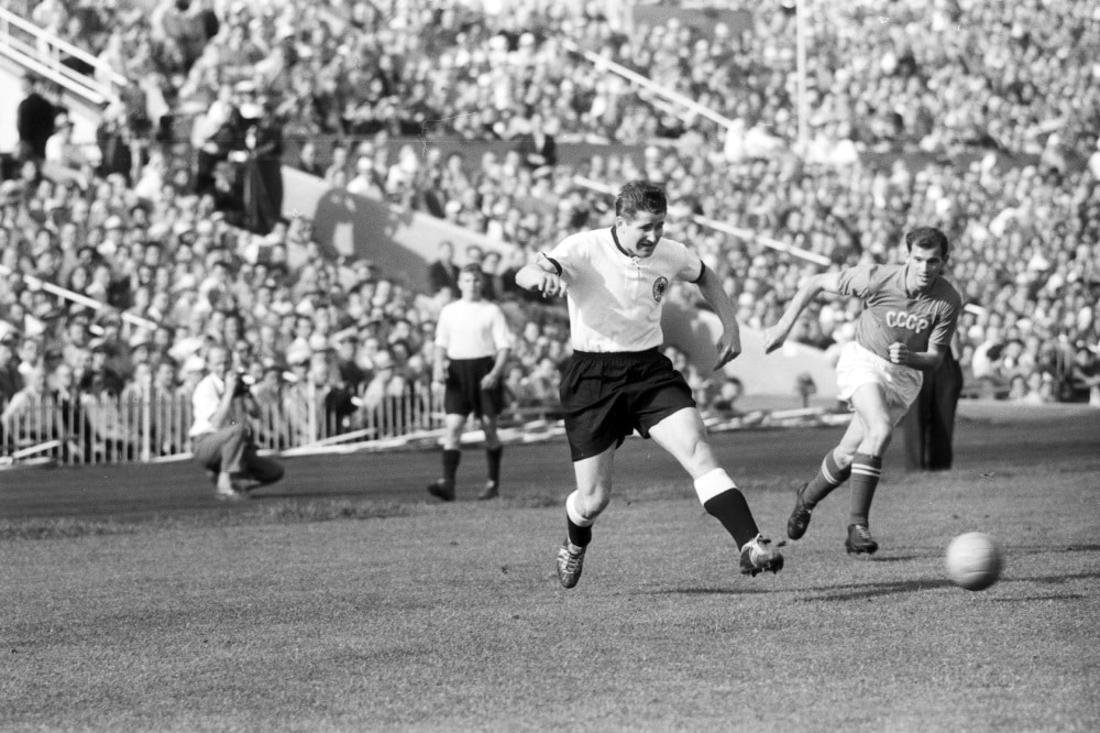 „Länderspiel Sowjetunion gegen die Bundesrepublik Deutschland 1955“, Foto: Bildarchiv Heinrich von der Becke im Sportmuseum Berlin