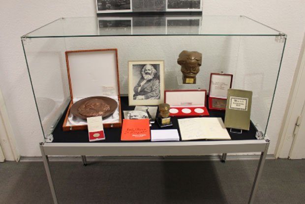 Von 1953 bis 1990 war Chemnitz in Karl-Marx-Stadt umbenannt worden und vor der dortigen SED-Bezirksleitung stand eine überdimensionale Karl-Marx-Büste. Eine Miniatur dieser Büste verschenkte die Stasi- Bezirksverwaltung Karl-Marx-Stadt als Ehrengeschenk. Weitere Parteiauszeichnungen mit seinem Porträt wurden verliehen und zahlreiches Agitations- und Propagandamaterial herausgegeben. Foto: Bürgerkomitee Leipzig