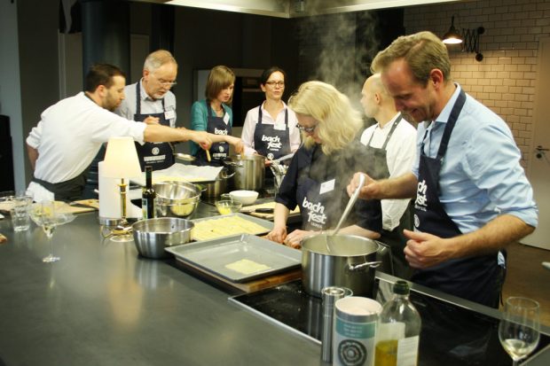 Michael Maul (rechts) beim Koch-Training mit den Canneloni. Foto: Ralf Julke