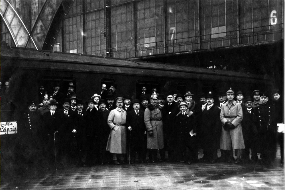 Sogar eine Messe gab es noch im Jahr 1918 in Leipzig, wenngleich der Krieg unübersehbar ist. Ankunft von bulgarischen Messebesuchern auf dem Leipziger Bahnhof im Jahre 1918. Quelle: Christoph Kaufmann: Fotoatelier Hermann Walter. Leipzig 1918–1935. Pro Leipzig, Leipzig 2010