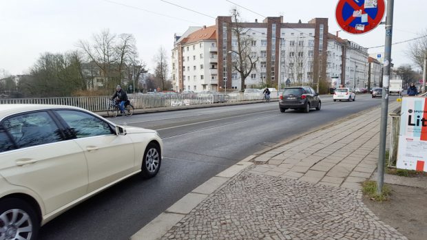 Die Plagwitzer Brücke im Verlauf der Karl-Heine-Straße. Foto: Marko Hofmann