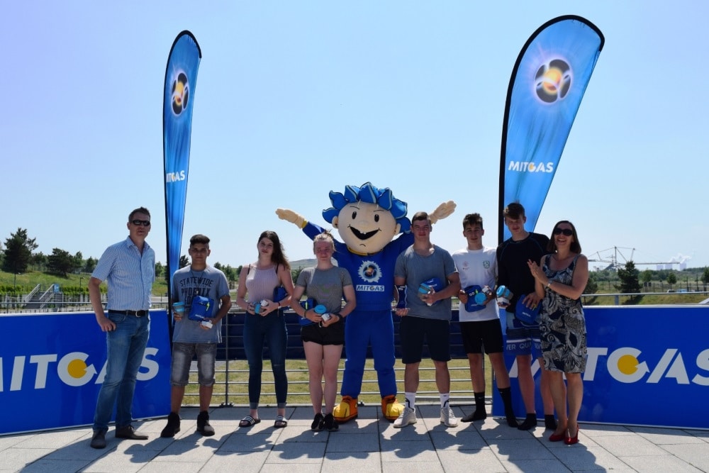 Neben den Schülerinnen und Schülern des Teams „SOS“ sind zu sehen: Jana Thomas, Bürgermeisterin der Stadt Markkleeberg (ganz rechts), Mario Grimm, MITGAS-Sponsoringverantwortlicher (ganz links) sowie das MITGAS-Maskottchen „Energiebündel“. Kanupark Markkleeberg