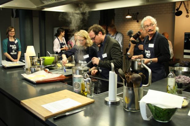 Stephan König (rechts) und Tobias Niederschlag (Mitte) in Kochaktion. Foto: Ralf Julke 