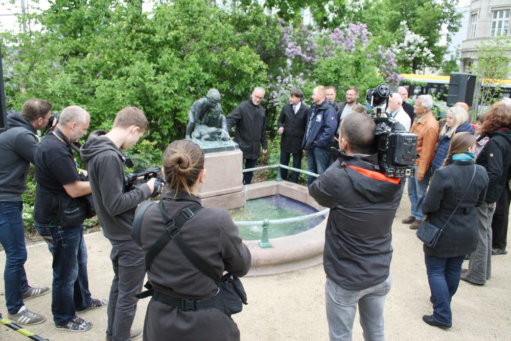 Vor-Ort-Termin am Froschbrunnen. Foto: Ralf Julke