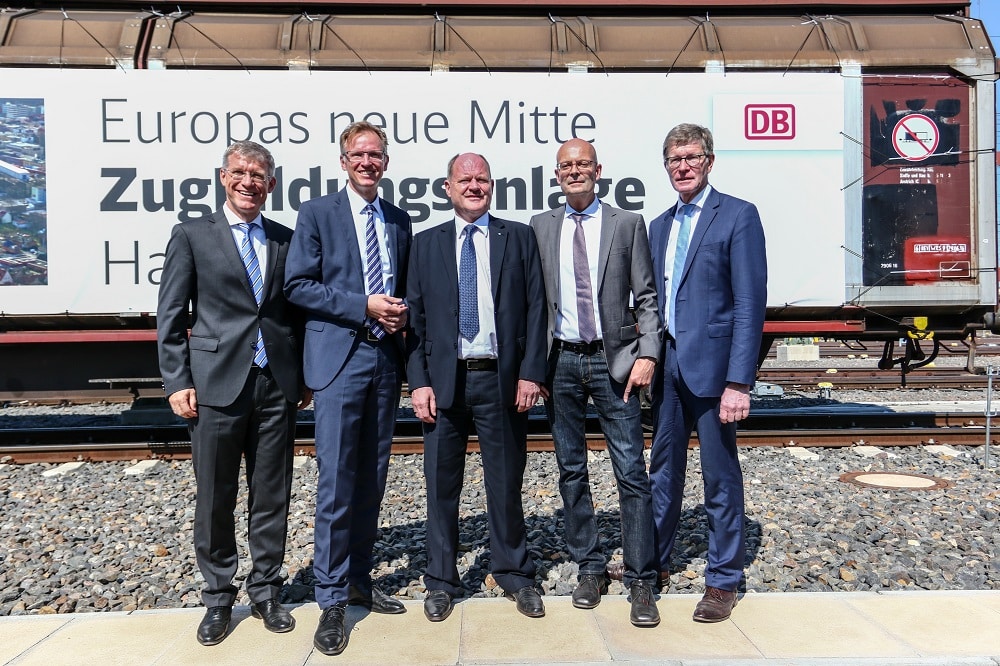 Die neue Zugbildungsanlage in Halle (Saale) - v.l.n.r.: Dr. Roland Bosch (Vorstandsvorsitzender DB Cargo), Dr. Gerhard Schulz (Staatssekretär im Bundesministerium für Verkehr und digitale Infrastruktur), Thomas Webel (Sachsen-Anhalts Minister für Landesentwicklung und Verkehr), Dr. Bernd Wiegand (Oberbürgermeister der Stadt Halle (Saale)) und Eckart Fricke (Konzernbevollmächtigter der Deutschen Bahn für die Länder Sachsen, Sachsen-Anhalt und Thüringen) Foto: DB AG/Kai Michael Neuhold
