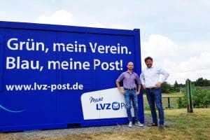 Kevin Hochler, Marketingleiter BSG Chemie, und Sven Szarka, Geschäftsführer LVZ Post, im Alfred- Kunze-Sportpark. BSG Chemie Leipzig