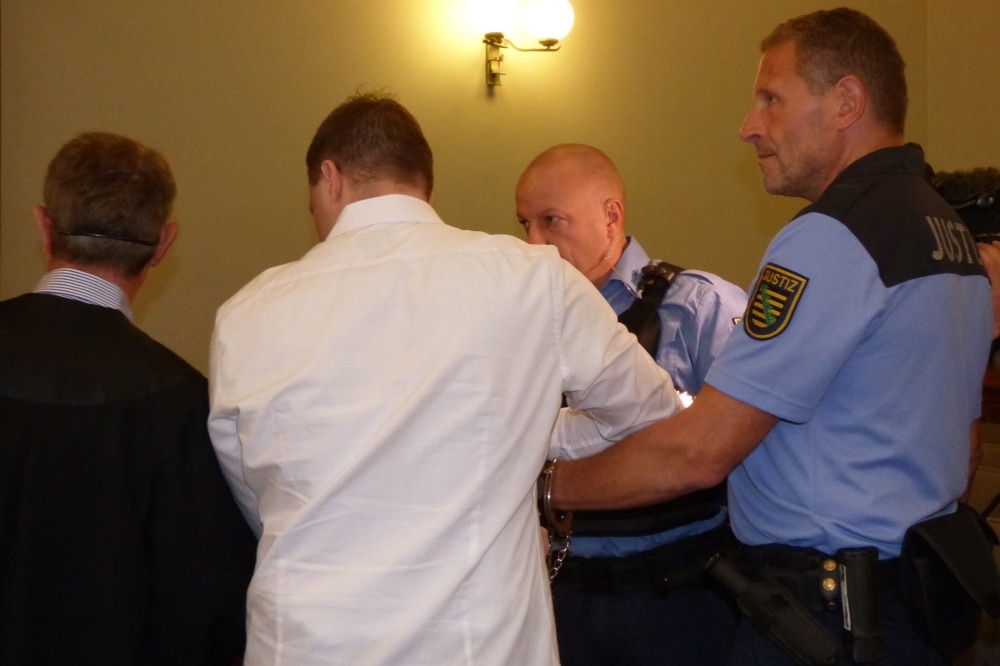 Denis S. (29, im weißen Hemd) schirmte sich neben seinem Verteidiger Stephan Bonell vor den Kameras ab. Foto: Lucas Böhme