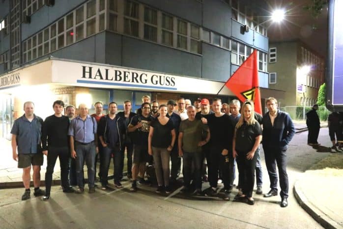 Die SPD Leipzig und Sachsen gemeinsam mit Mitarbeitern der Halber Guss am Freitag 0:30 Uhr. Foto: Michael Freitag