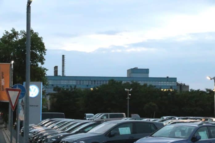 Eine seltsame Nachbarschaft - vorn der VW-Handel an der Merseburger - hinten das Gelände der Halberg Guss Leipzig. Foto: Michael Freitag