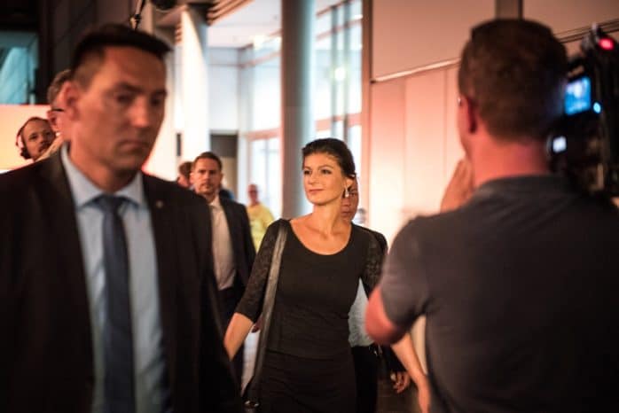 Sahra Wagenknecht - Auflauf der Presse schon beim Eintreffen der Fraktionschefin. Foto: Tim Wagner