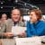 Parteichefin Katja Kipping und Gregor Gysi im persönlichen Gespräch nach seinem Versuch eine versöhnende Rede auf dem Bundesparteitag der Linken zu halten. Foto: Tim Wagner