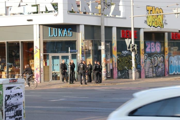 Langsames Warmlaufen für die Polizei am Kreuz vor der Demo. Foto: L-IZ.de