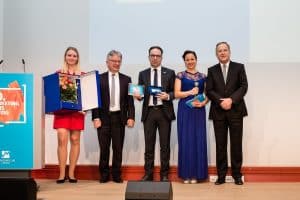 v.l.v.r.: Preisträger 2017 Fairgourmet, Freddy Holzapfel / Moderatorin und Prof. Dr. Donat / Präsident des MCL. Foto: Marketing Club Leipzig e.V.