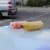 Man wusste nicht warum - aber ein paar Mörchen und eine Banane am Wegesrand auf einem Stromkasten. Foto: L-IZ.de