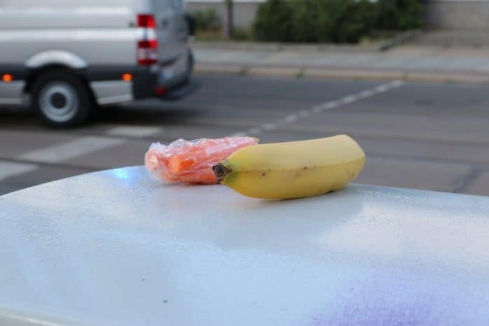 Man wusste nicht warum - aber ein paar Mörchen und eine Banane am Wegesrand auf einem Stromkasten. Foto: L-IZ.de