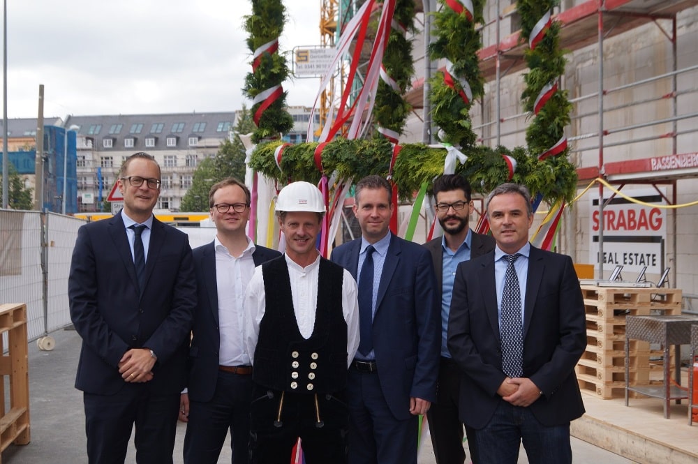 Die Fertigstellung des Rohbaus wird gefeiert. (Auf dem Bild (vlnr): Timo Kläner (Geschäftsführer, Foremost Hospitality), Marc Schreiber (SRE-Bereichsleiter Berlin), Jens Schreier (Polier ZÜBLIN), Anthony Stein (Vice President, Foremost Hospitality), Martin Kroll (SRE-Projektleiter), Frank Linke (Bauoberleiter ZÜBLIN)). Foto: STRABAG Real Estate GmbH