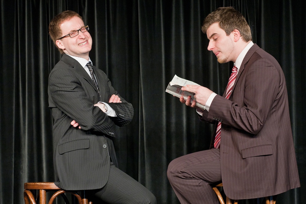 In der Eisenbahnerkneipe in Engelsdorf zeigt das Duo Muggefugg Scheegs auch den Klassiker „Reisebekanntschaft“. Foto: Golden Eyes Fotografie