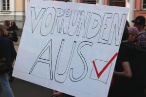 Gute Laune auf der Demonstration gegen Party-Patriotismus, Nationalismus und Homophobie im Fußball. Foto: L-IZ.de