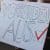 So siehts aus - auf Nachfrage gab es das Eingeständnis, das Plakat erst kurz vor der Demo gemacht zu haben. Foto: L-IZ.de