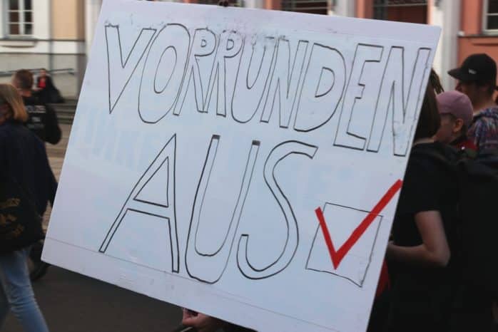 So siehts aus - auf Nachfrage gab es das Eingeständnis, das Plakat erst kurz vor der Demo gemacht zu haben. Foto: L-IZ.de