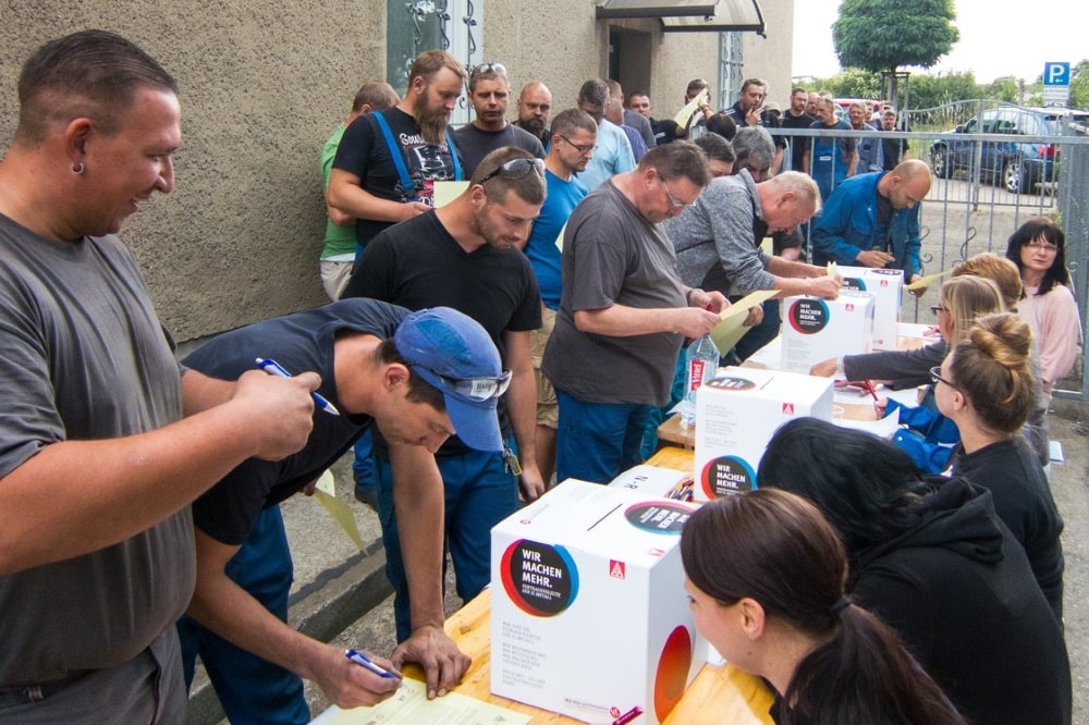 Zu Beginn der Urabstimmung am 13. Juni bildete sich eine lange Schlange vor den Wahlurnen. Foto: IG Metall Leipzig