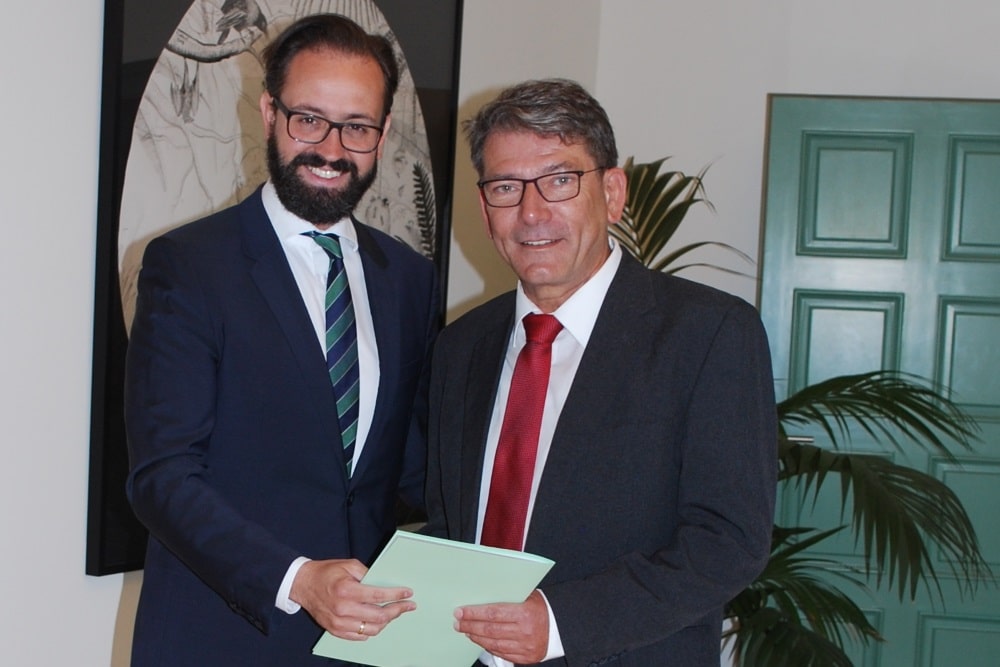 Urkundenübergabe an Kai-Uwe Deusing. Foto: SMJus