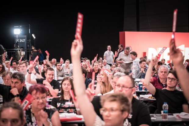 Abstimmung zum Leitantrag. Foto: Tim Wagner