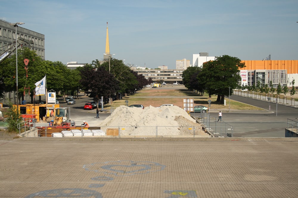 Blick vom "Balkon" der Alten Messe über die Straße des 18. Oktober. Foto: Ralf Julke