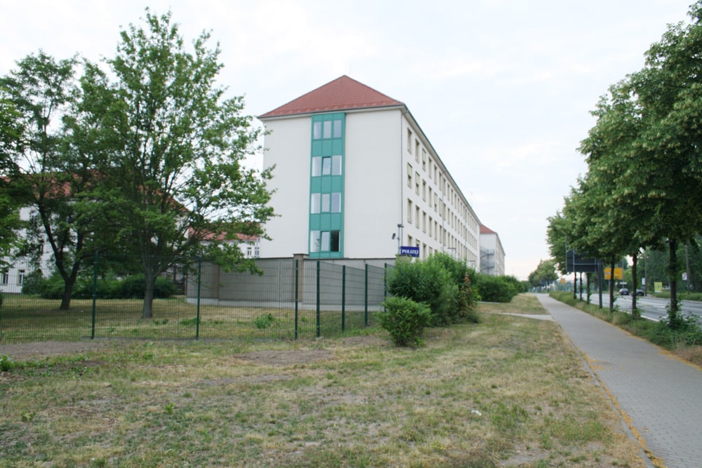 Kahle Tristesse vor der Bereitschaftspolizei in der Essener Straße. Foto: Ralf Julke